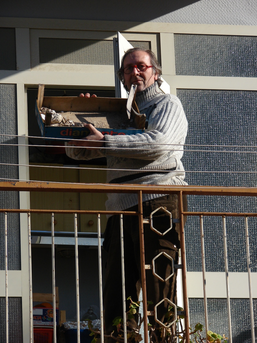 Palazzina n. 6 - affittuario espone cassetta con calcinacci caduti dal balcone sovrastante
