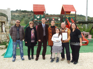 Il sindaco Di Paola con Serena, i genitori, il nonno e le maestre.