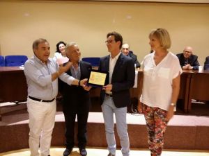 Il premio per la promozione culturale consegnato al direttore della biblioteca di Cianciana, Mario Ottavio Caramazza